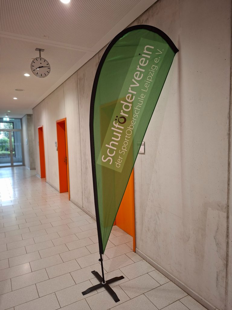 Grüne Beachflag für den Schulförderverein der Sportoberschule Leipzig