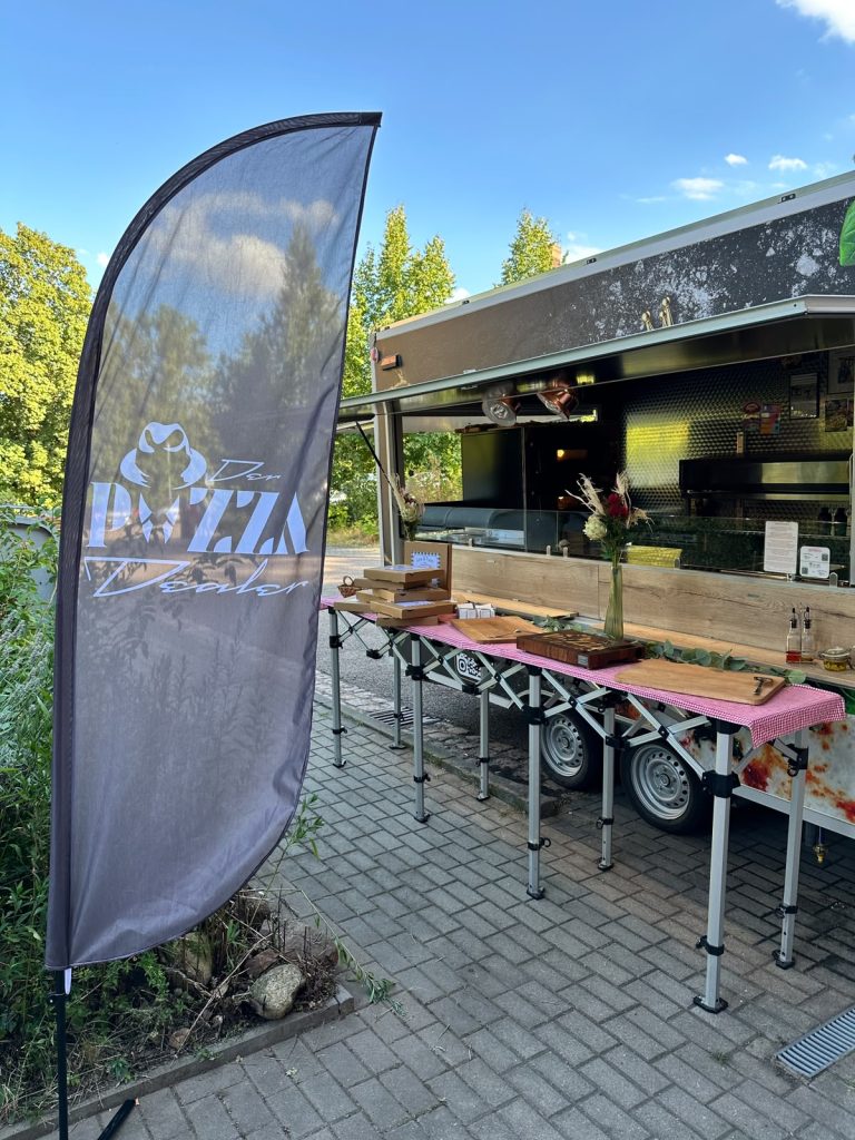 Beachflag mit Logo für Pizza Dealer