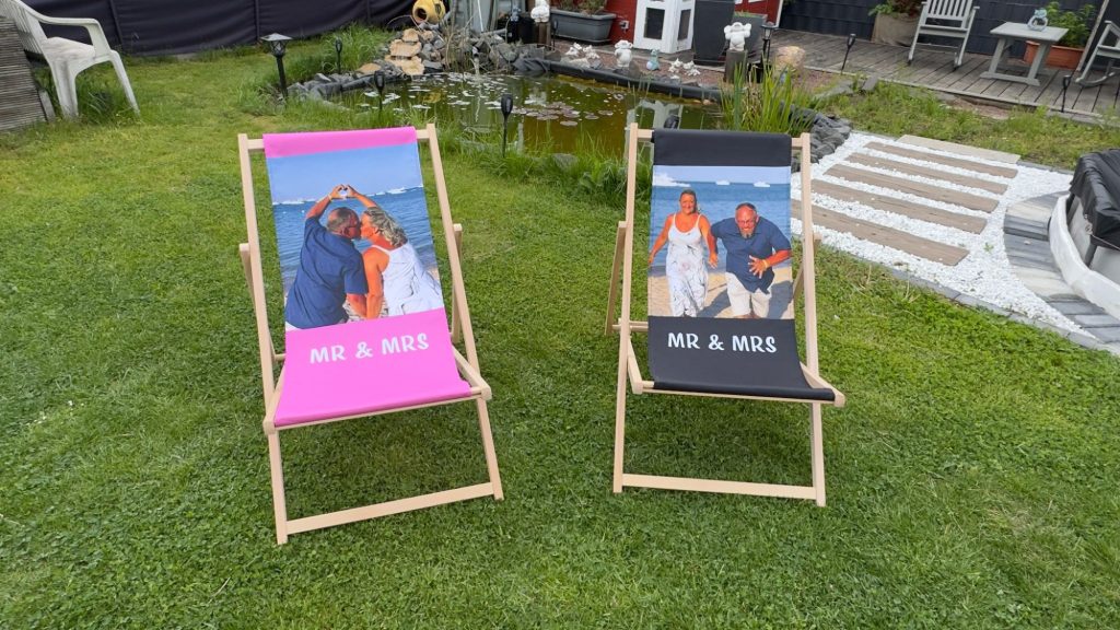 Personalisierte Holzliegestühle als Hochzeitsgeschenk