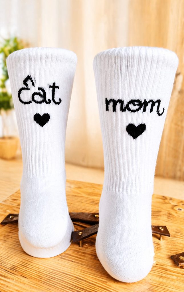 Weiße Socken mit schwarzem Cat-Mom-Schriftzug und Herzmotiven