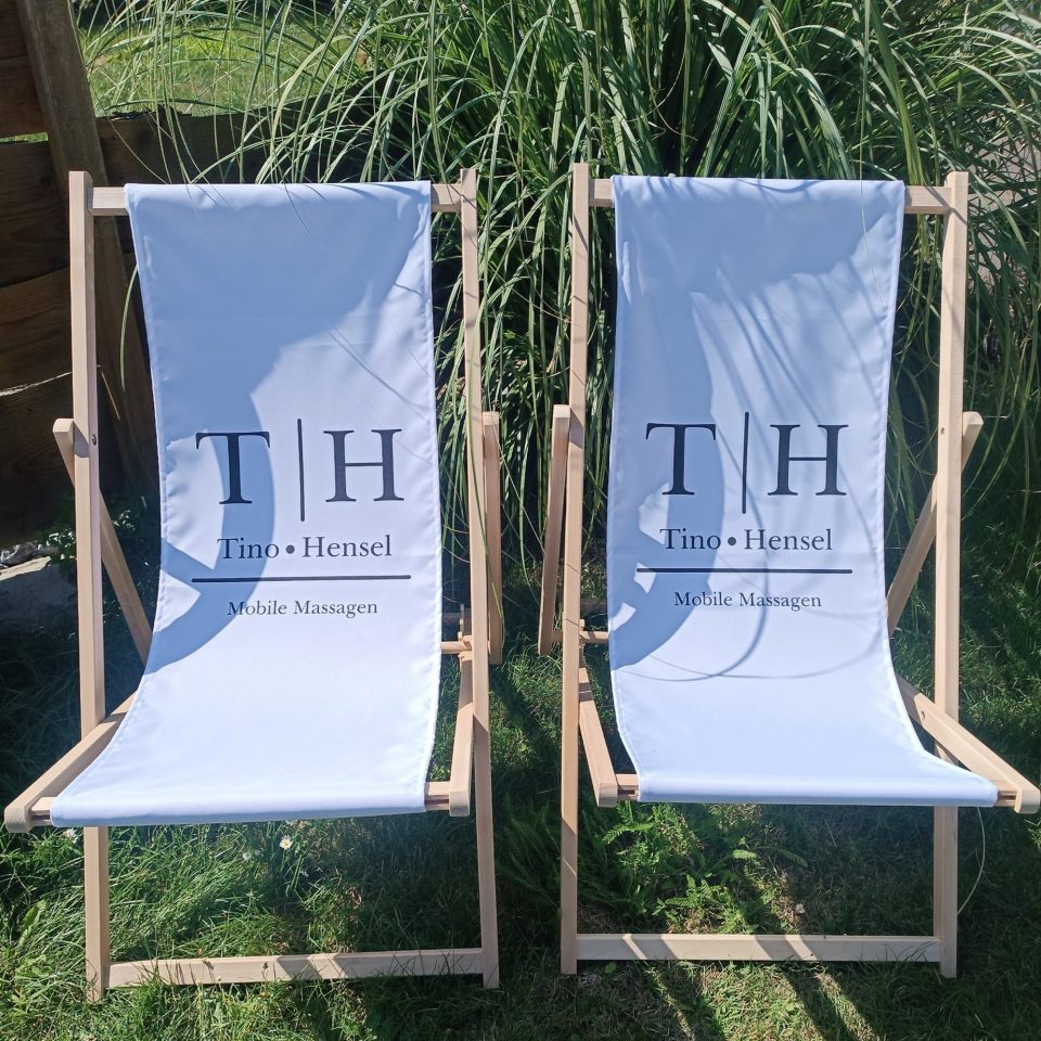 Zwei individuell bedruckte Holzliegestühle für Tino Hensel Mobile Massagen